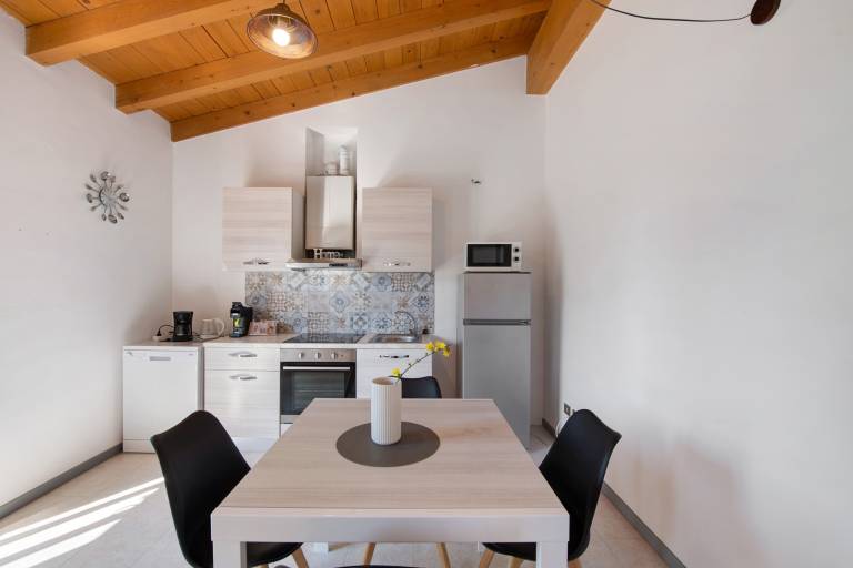 Fully equipped house with pool, fast internet & terrace | Lake view | Pets allowed — photo 4