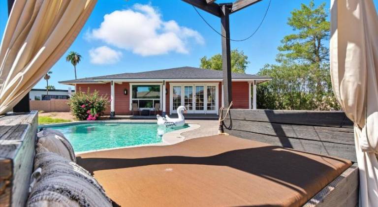 House with pool — photo 3