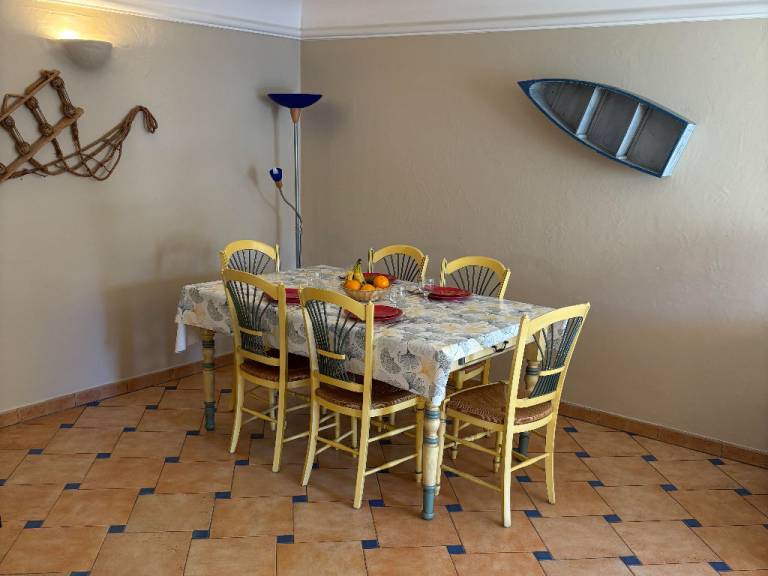 Family-oriented charming condo with sauna, yard & pool | Close to the beach | Pets are welcome — photo 2
