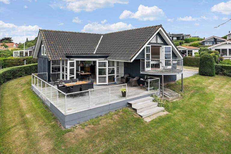 Fully equipped house with barbecue, patio & yard | Sea view | Close to the beach | Pet-friendly — photo 2