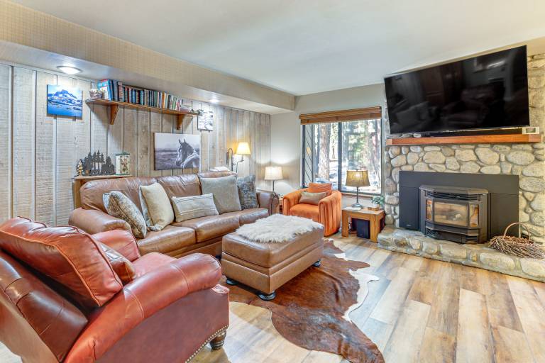 Walk to Shops & Eats: Mammoth Lakes Condo w/ Pool — photo 4
