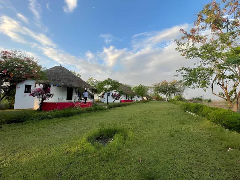 Lodge with pool, grill & terrace in Bhuj