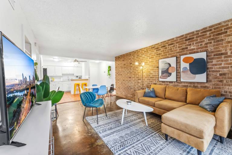 Prime SoCo chic 2BR king suite w pool parking