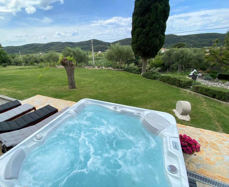 Fully equipped nice villa with jacuzzi, grill & patio | Pet-friendly in Rab