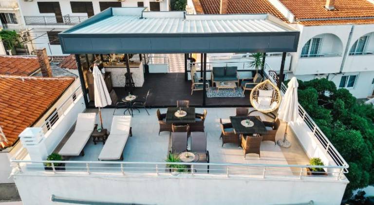 Holiday apartment with patio, garden & grill — photo 4