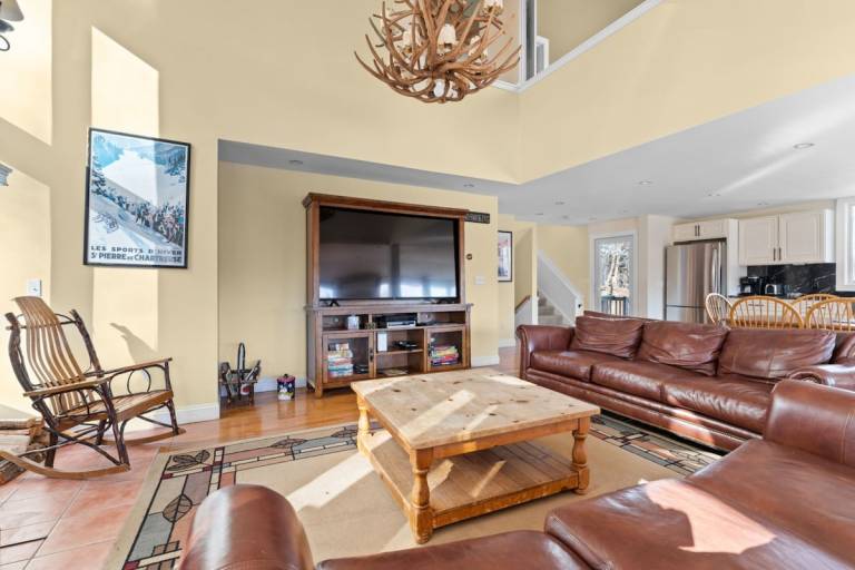 The Navillus House: Hot Tub, Ski On/Ski Off, A/C. Discounted Ski Rentals. — photo 4