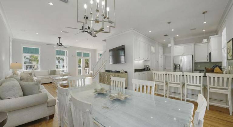 Ample vacation home with pool | Pet-friendly — photo 5
