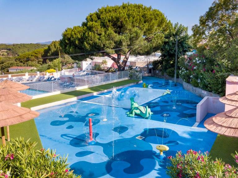 Family-oriented bungalow with heated pool & terrace | Dogs allowed — photo 3
