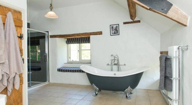 House with hot tub — photo 2