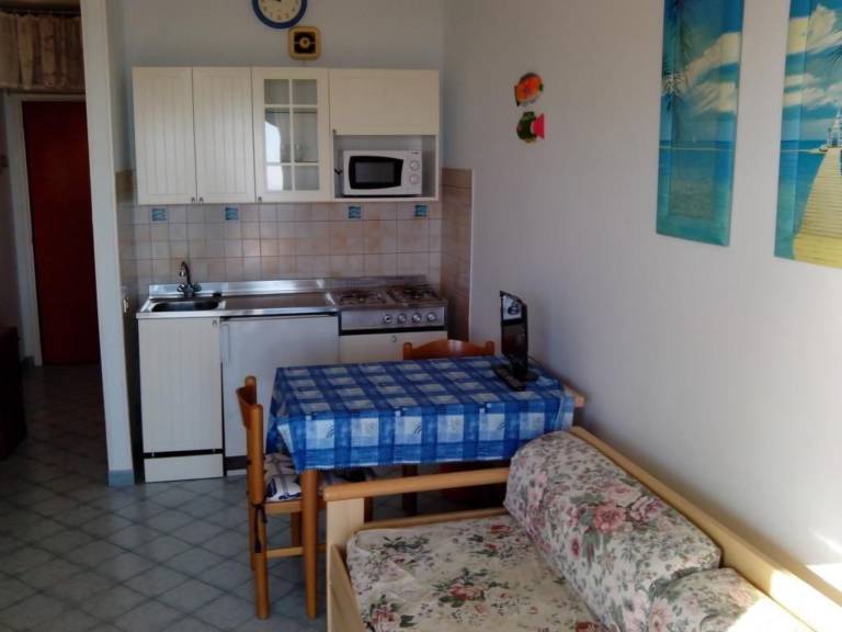 Holiday apartment with patio, pool & garden — photo 3