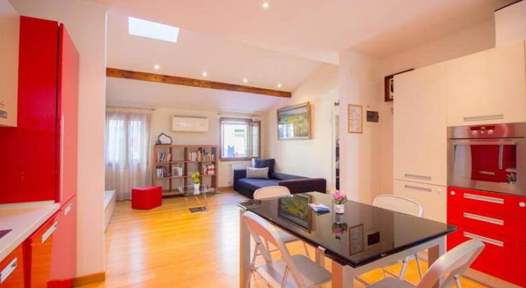 Rental apartment with jacuzzi | Next to Rialto Bridge | Good for workation | Pets are welcome in Venice