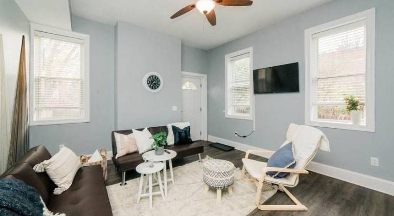 Walkable and Spacious Apt - Parking -- GroupStay in Pittsburg, PA