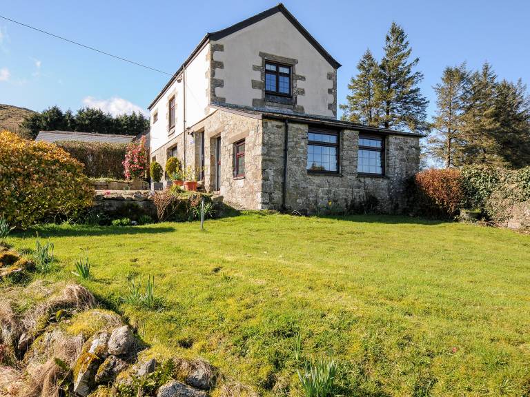 Cottage with garden in Cornwall, ON