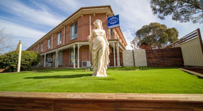 Motel Queanbeyan City Council