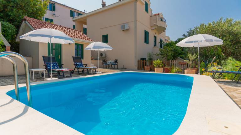 Villa with private pool, yard & barbecue — photo 2