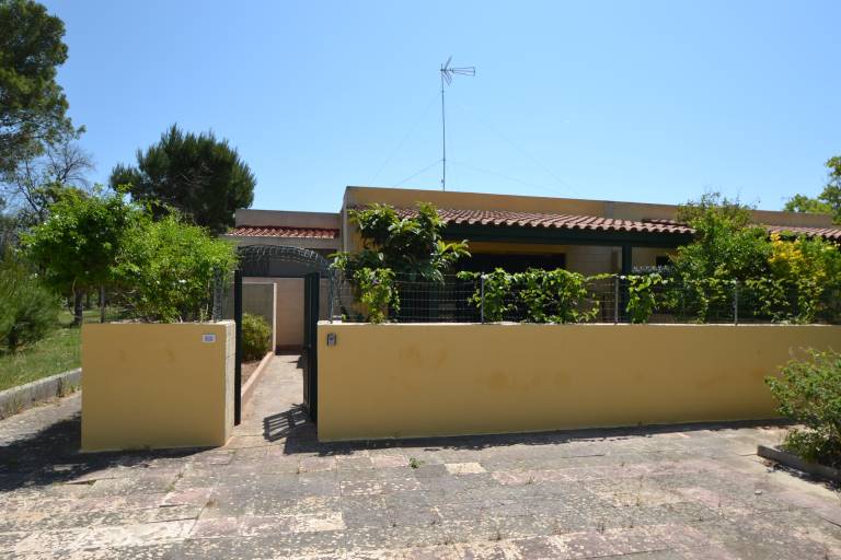House with yard | Garden view — photo 3