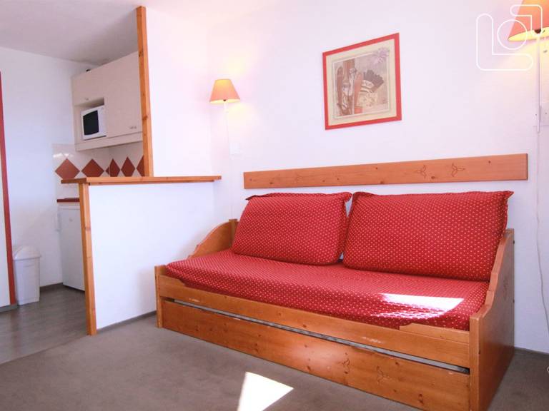 2-Room Apt for 6 near Ski Slopes, Shops & Amenities – South/East Balcony, Pet Friendly, Alpe d'Huez in Huez