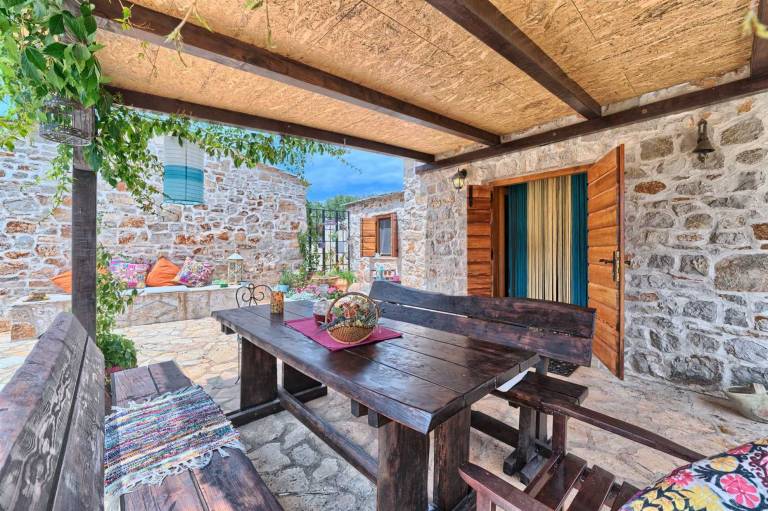 Cottage Lost Paradise - 3 stone houses surrounded by 3000 m2 garden with heated pool by MyWaycation — photo 4