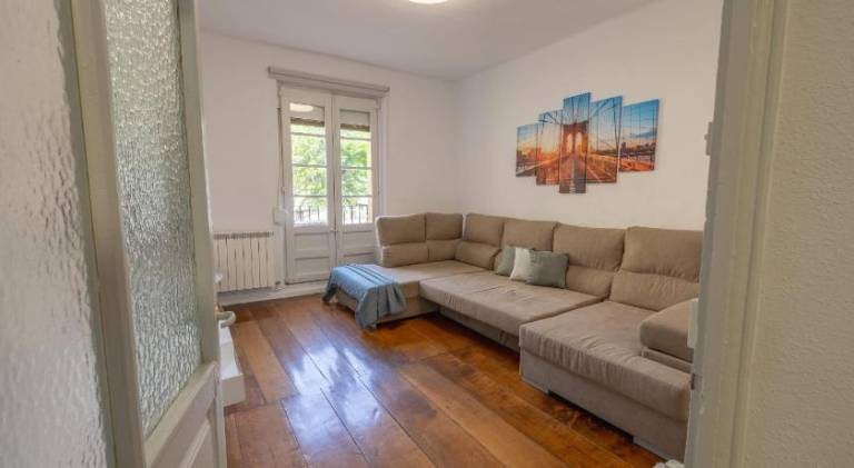 Rental apartment with 3 rooms for 11 persons in Pamplona