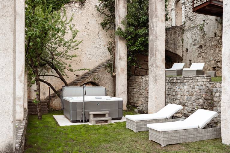 Apartment with yard, sauna & jacuzzi | Garden view — photo 4