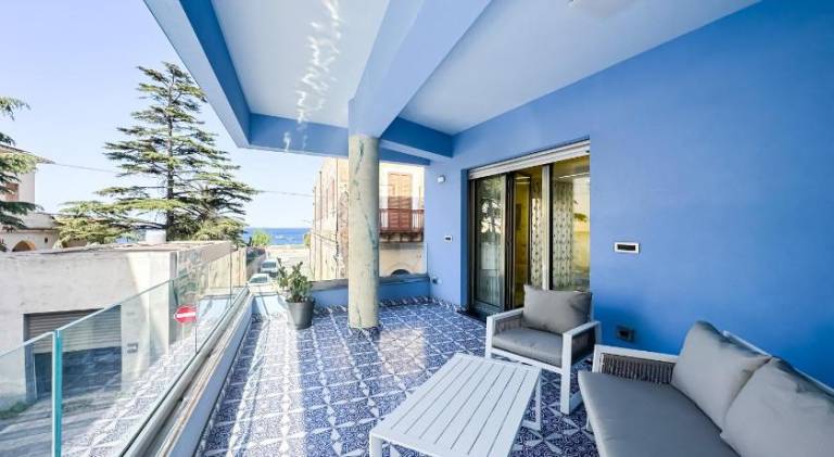 Apartment with patio in Patti