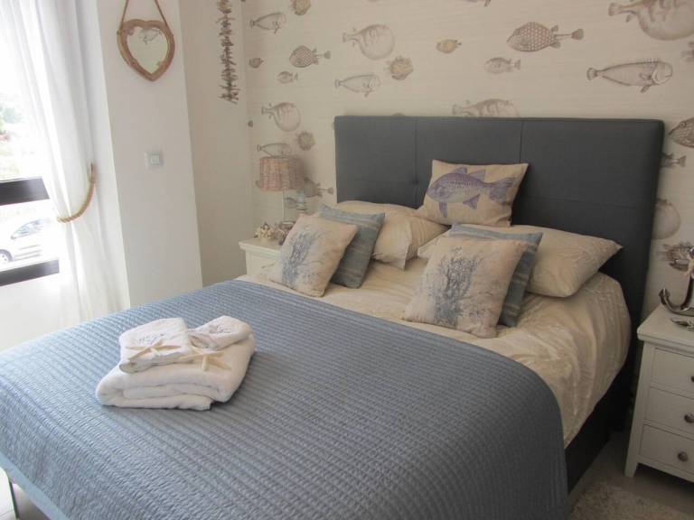 City Apt - Sleeps 4, Community Pool & Parking — photo 2