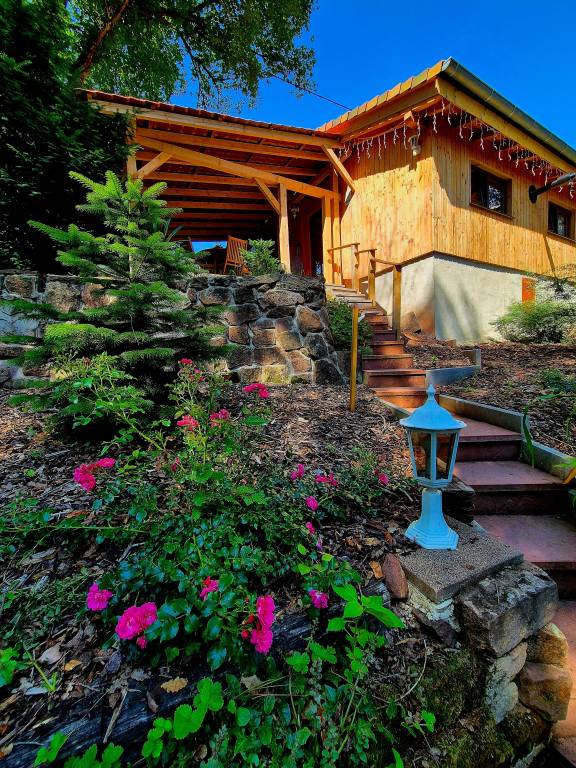 Chalet with yard, hot tub & BBQ | Mountain view — photo 4