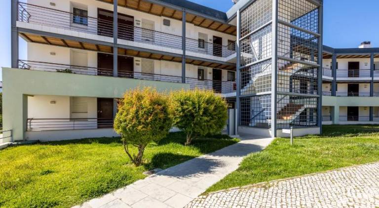 Rental apartment with yard, terrace & pool — photo 5