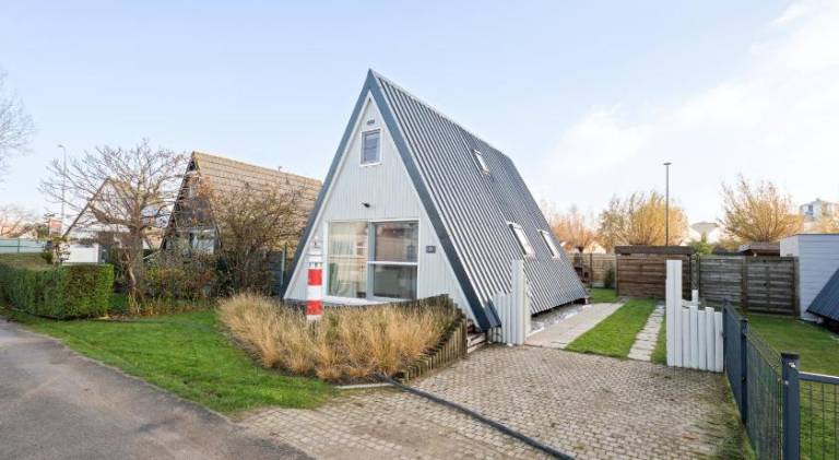 Vacation home with yard, pool & patio in Nieuwpoort