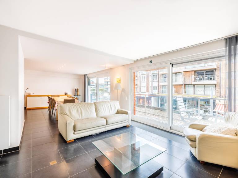 Spacious flat with lateral sea view in De Panne