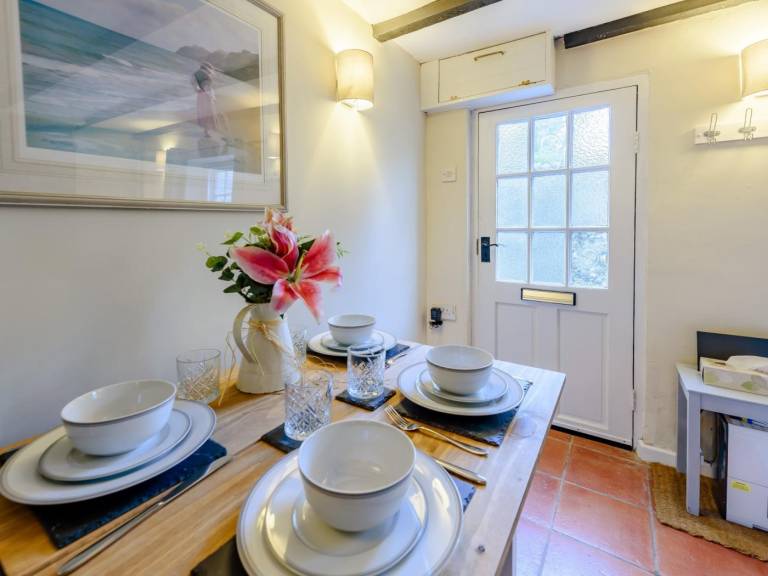 Cottage with yard — photo 4