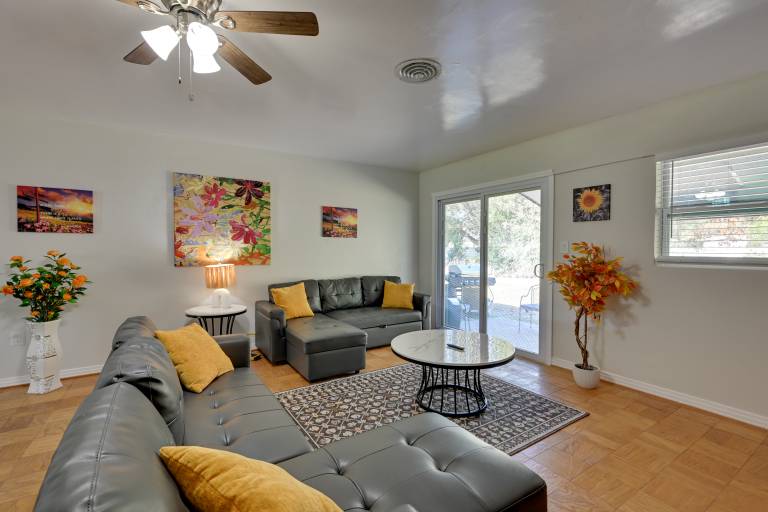 7 Mi to Busch Gardens! Family & Pet-Friendly Home in Lutz, FL