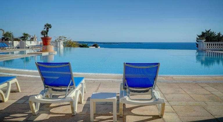 Holiday apartment with terrace & pool in Cannes