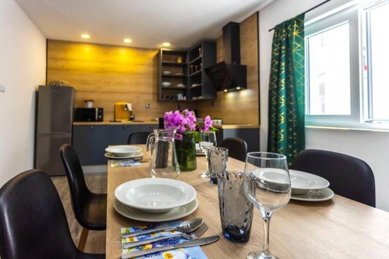 Fully equipped holiday apartment with patio | City view | Pet-friendly — photo 3
