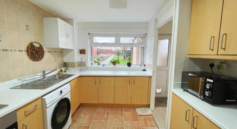 3 bed garden house direct connection to airport n train station — photo 3