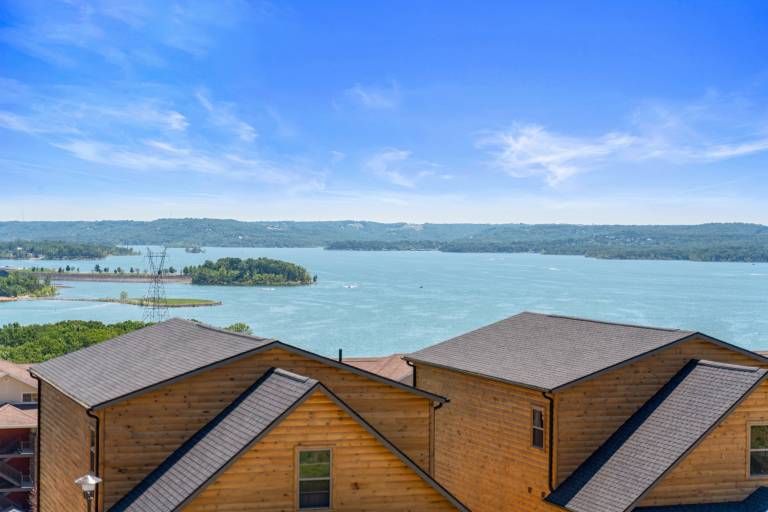 Stunning Lakefront Retreat with Pool Access, Hot tub, Gym & Fire pit — photo 3