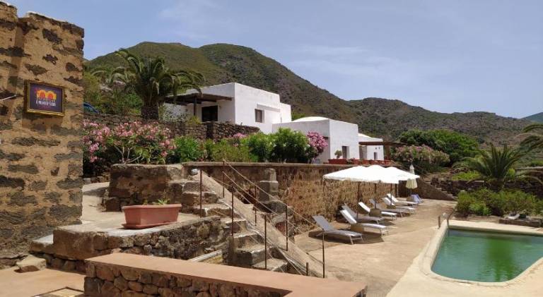 Vacation home with terrace, yard & private pool | Pets are welcome — photo 3