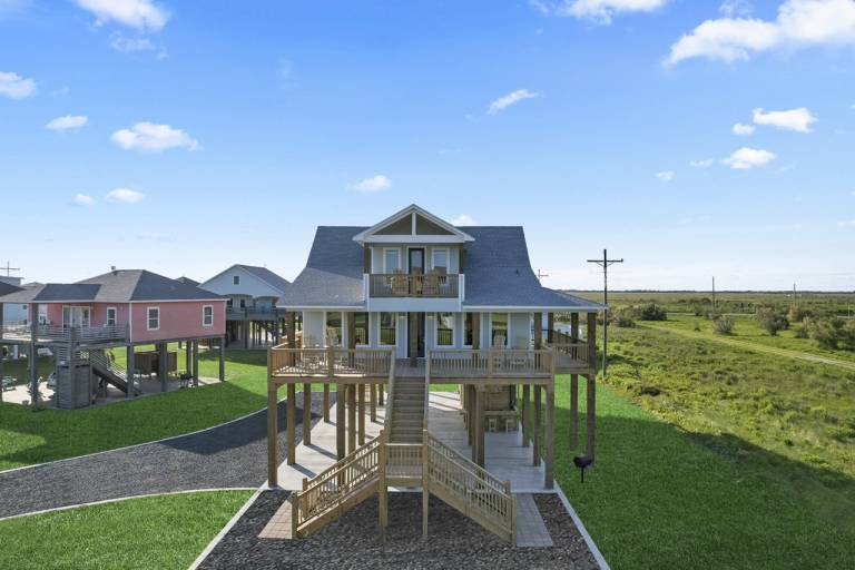Vacation home with BBQ | Beach view | Pet-friendly in Bolivar, TX