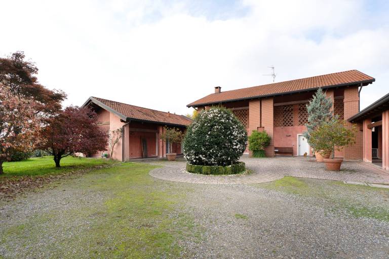 Fully equipped villa with fast internet, pool & grill | Garden view | Suitable for remote work | Pets are welcome in Varallo Pombia