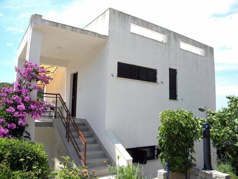 Apartment with garden, grill & terrace | Beach view — photo 2
