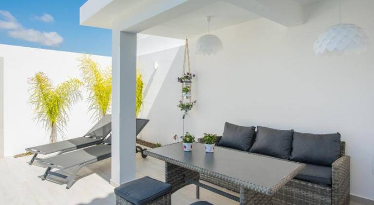 Villa with pool | Next to Farmers Market | Pets allowed — photo 2