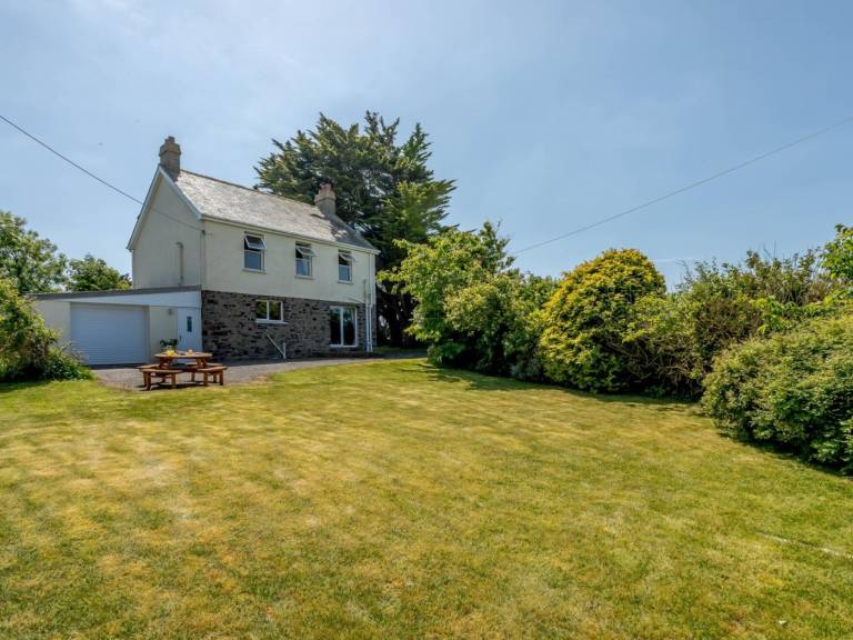 Beautiful cottage with yard | Water view | Pets allowed in Bideford