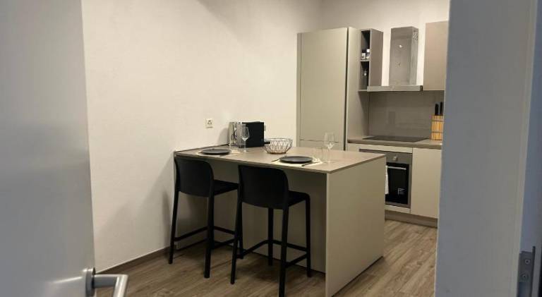 Spacious & Stylish Apartment - Partial Lake View — photo 4