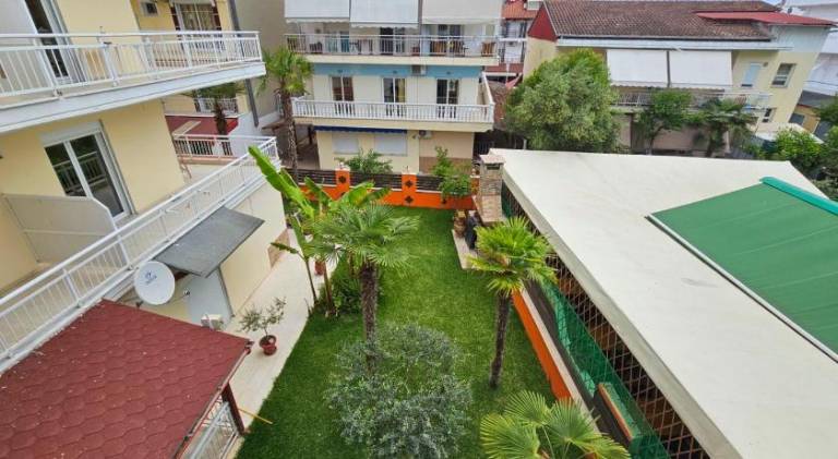 Apartment with patio — photo 4