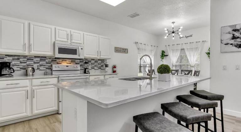 Stunning 5 bedroom pool home in gated community minutes from Disney — photo 4