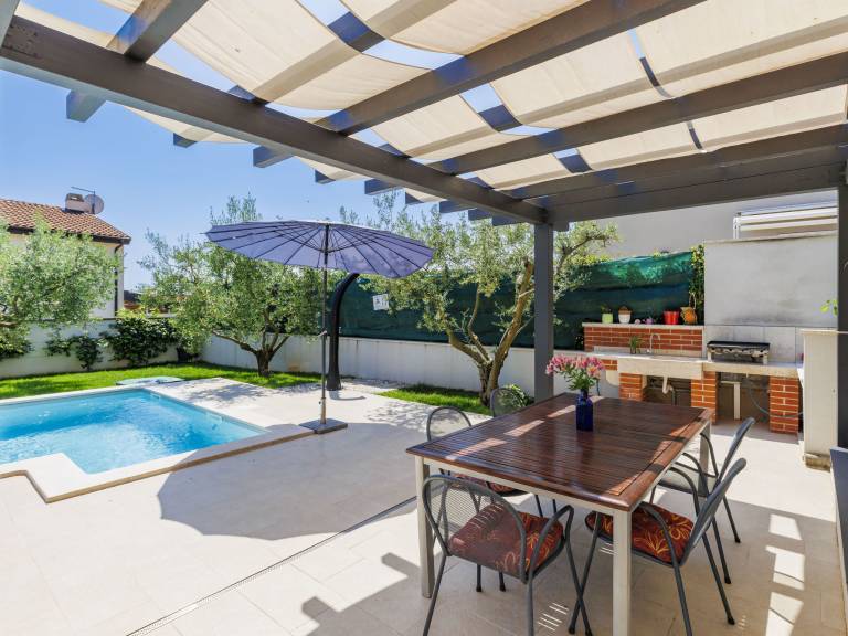 Family-oriented house with private pool, yard & barbecue | Nature view | Pet-friendly — photo 2