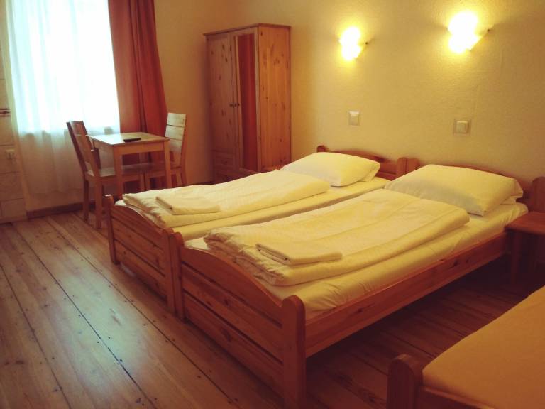 Dreibettzimmer mit Bad WC auf der Etage