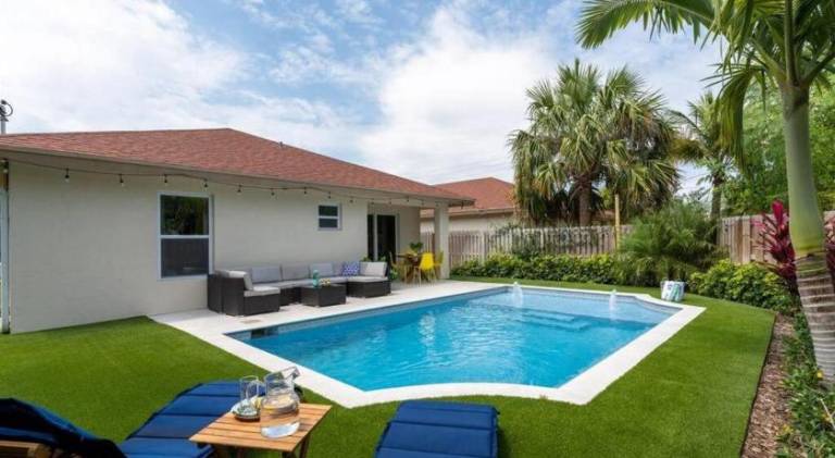 Villa with jacuzzi & pool in West Palm Beach, FL