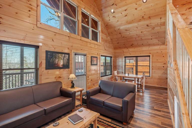 Dolly Bear Hideaway is a beautiful log cabin located less than a mile from the Pigeon Forge strip! — photo 5