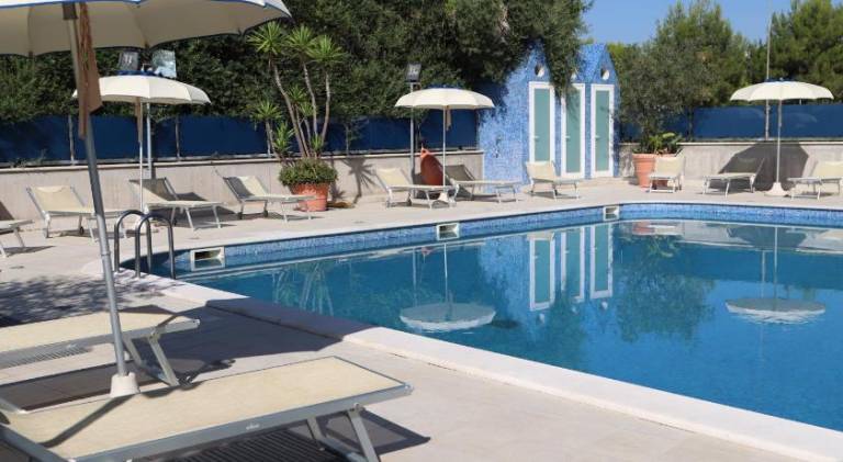 Serviced apartment with hot tub, yard & pool — photo 2